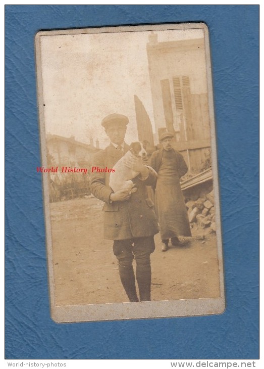 Photo Ancienne CDV Vers 1890 - Portrait Extérieur D'un Enfant Avec Son Chien Dans Les Bras - Dog Hund - Old (before 1900)