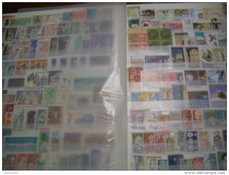 Clasificador de sellos de 32 páginas con mas de 2860 sellos nuevos y usados