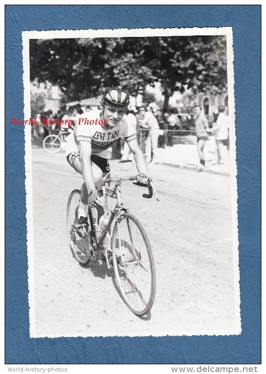 Photo Ancienne - Beau Cliché D'un Cycliste De L'équipe De BERGERAC ( Dordogne ) - Voir Vélo , Maillot Lévitan - Cyclisme