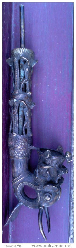 Pipe In Bronze Of The Bakas (Cameroun) Bronzen Pijp Van De Bakas (Kameroen) Pipe En Bronze Des Bakas (Cameroun) - Art Africain