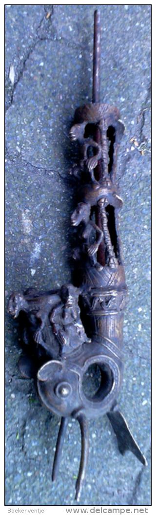 Pipe In Bronze Of The Bakas (Cameroun) Bronzen Pijp Van De Bakas (Kameroen) Pipe En Bronze Des Bakas (Cameroun) - Art Africain
