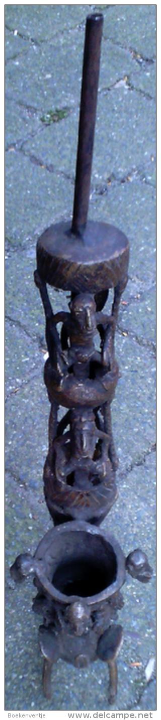 Pipe in bronze of the Bakas (Cameroun) Bronzen Pijp van de Bakas (Kameroen) Pipe en bronze des Bakas (Cameroun)