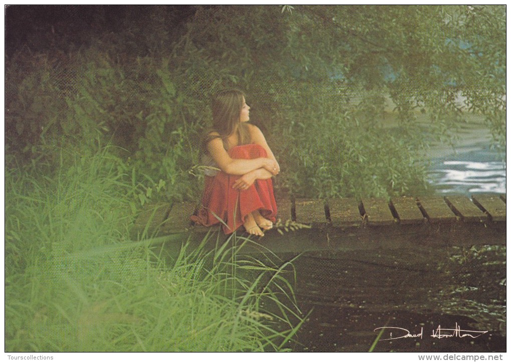 CPSM Du PHOTOGRAPHE David Hamilton - Jeune Fille En Robe Rouge Au Bord De L'eau - Ref H. 4C - Autres & Non Classés