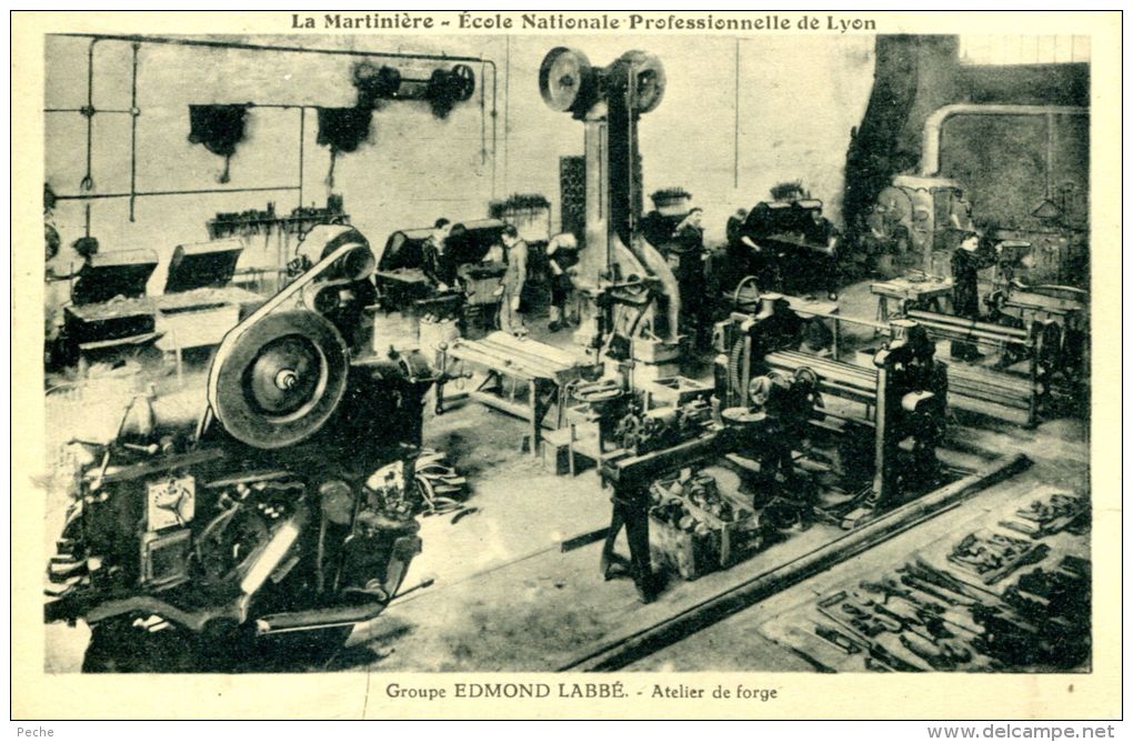 N°5253A -cpa Lyon -école Nationale Professionnelle- Atelier De Forge- - Industrie