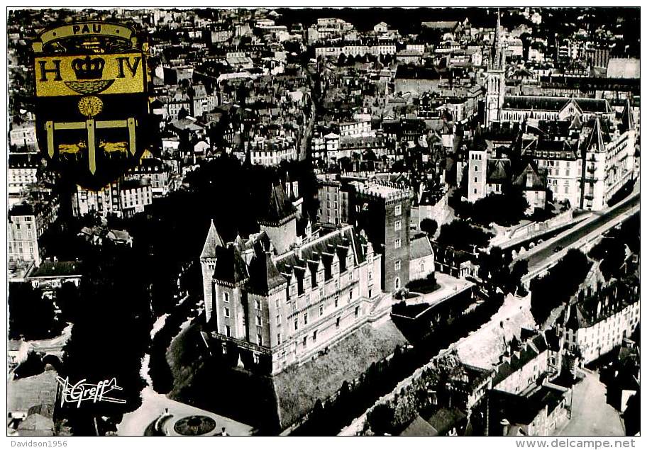 Belle  CPSM    -  Pau -   Vue Aérienne ,le Parlement  De Navarre ,l 'Eglise Saint Martin                G314 - Pau