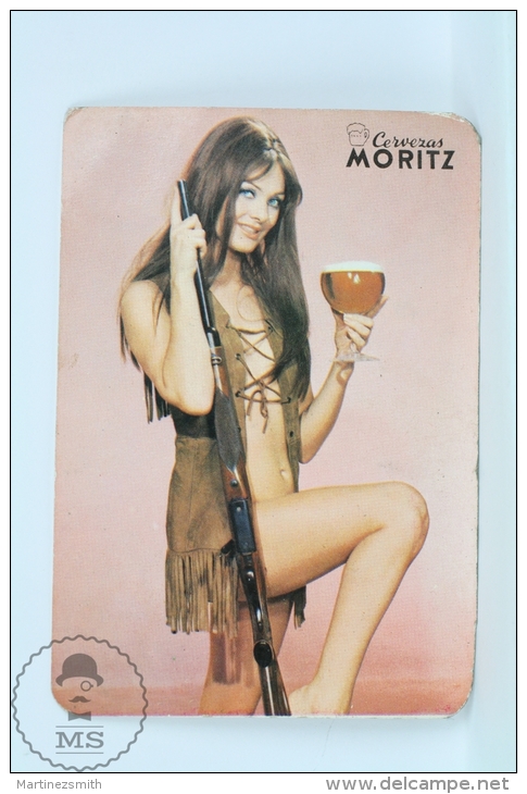 Vintage 1972 Small/ Pocket Calendar - Sexy Brunette Girl In Hunting Suit - Spanish Beer Advertising Moritz - Tamaño Pequeño : 1961-70