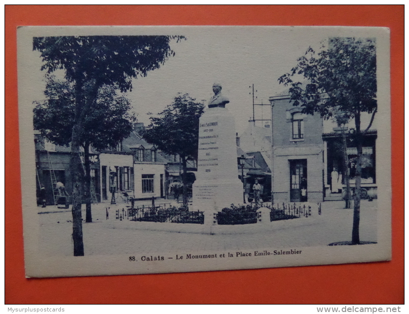 44251 PC: FRANCE: 62 - PAS DE CALAIS:  CALAIS: Le Monument Et La Place Emile-Salembier. - Calais