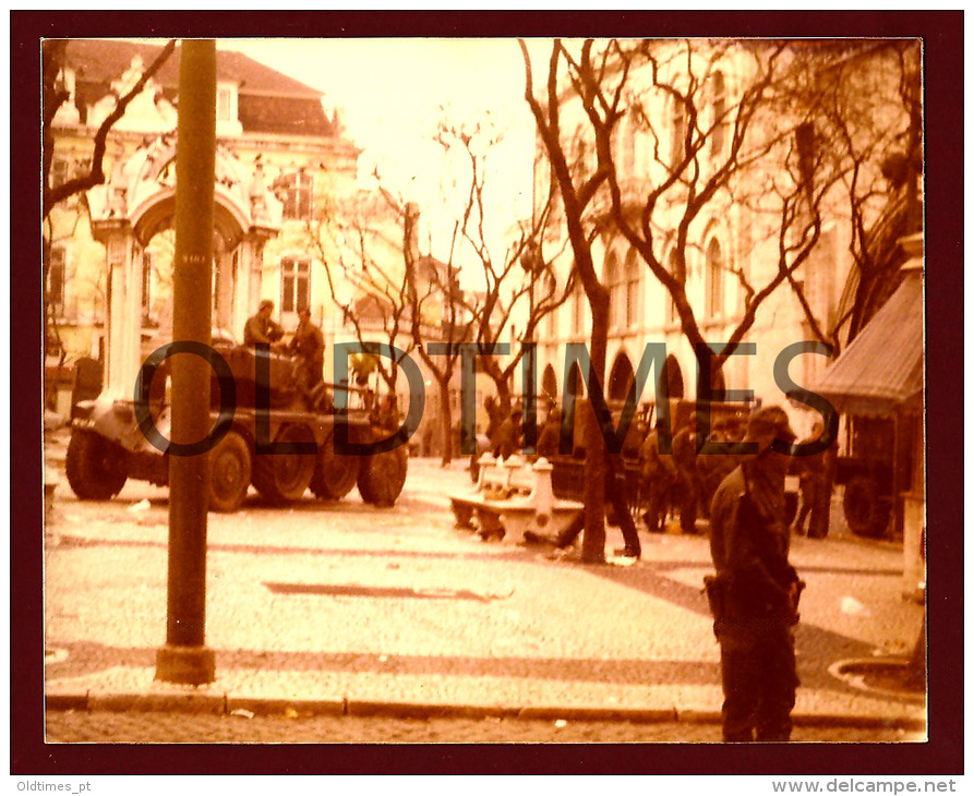 PORTUGAL - LISBOA - LARGO DO CARMO - A REVOLUÇAO DOS CRAVOS - 25 DE ABRIL - 1974 REAL PHOTO - Autres & Non Classés