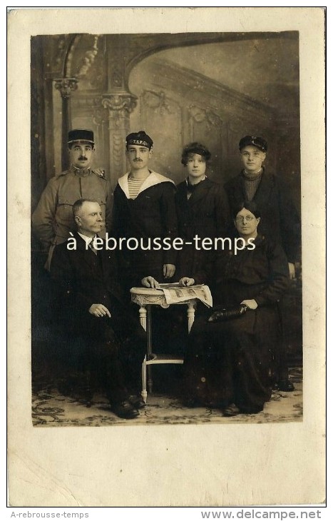 Carte Photo-une Famille Avec Militaires Dont 2 Marins-sur Un Béret Mention TSF-radio-photo Blanda à Moulins - Guerre, Militaire