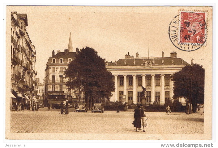 NANTES  PALAIS DE LA BOURSE TIMBRE PETAIN 1943 - Nantes