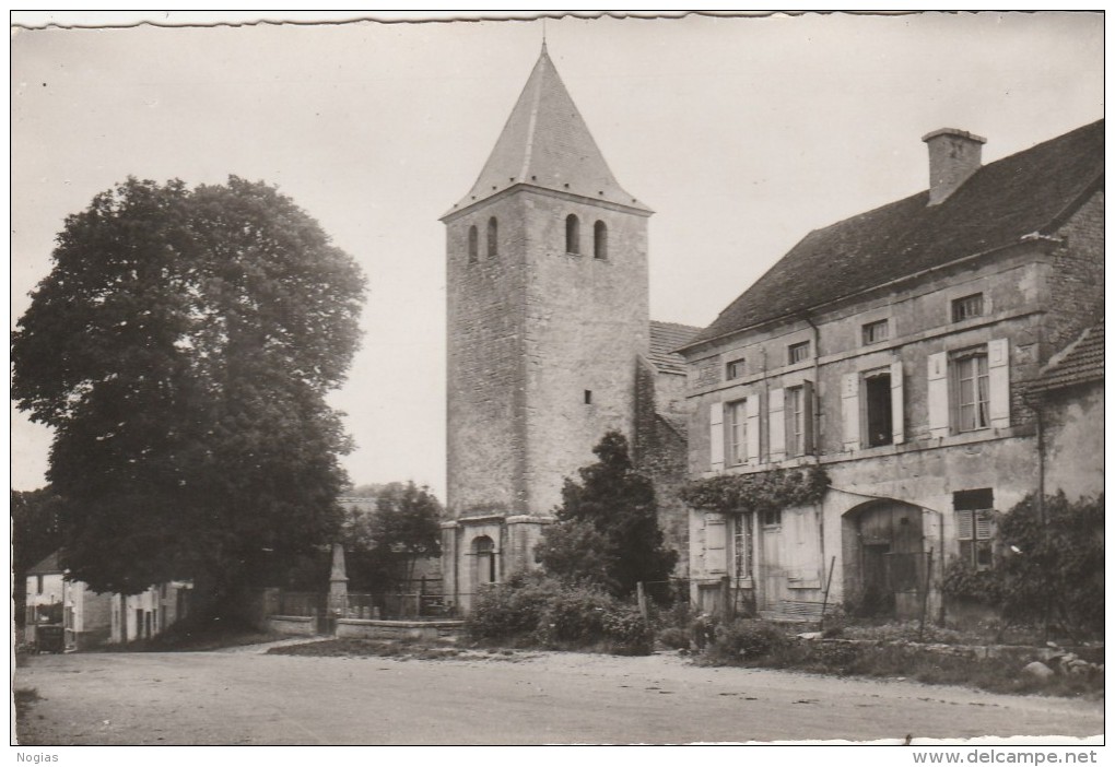 MARCENAY - LA PLACE DE L'EGLISE ET LE MONUMENT AUX MORTS - BELLE CARTE - SEMI-MODERNE -  TOP !!! - Autres & Non Classés