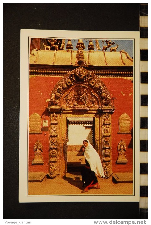 NEPAL  BAHADGAON LA PORTE DOREE  The Gate Of The Royal Palace Native Woman Folk Costume - Nepal