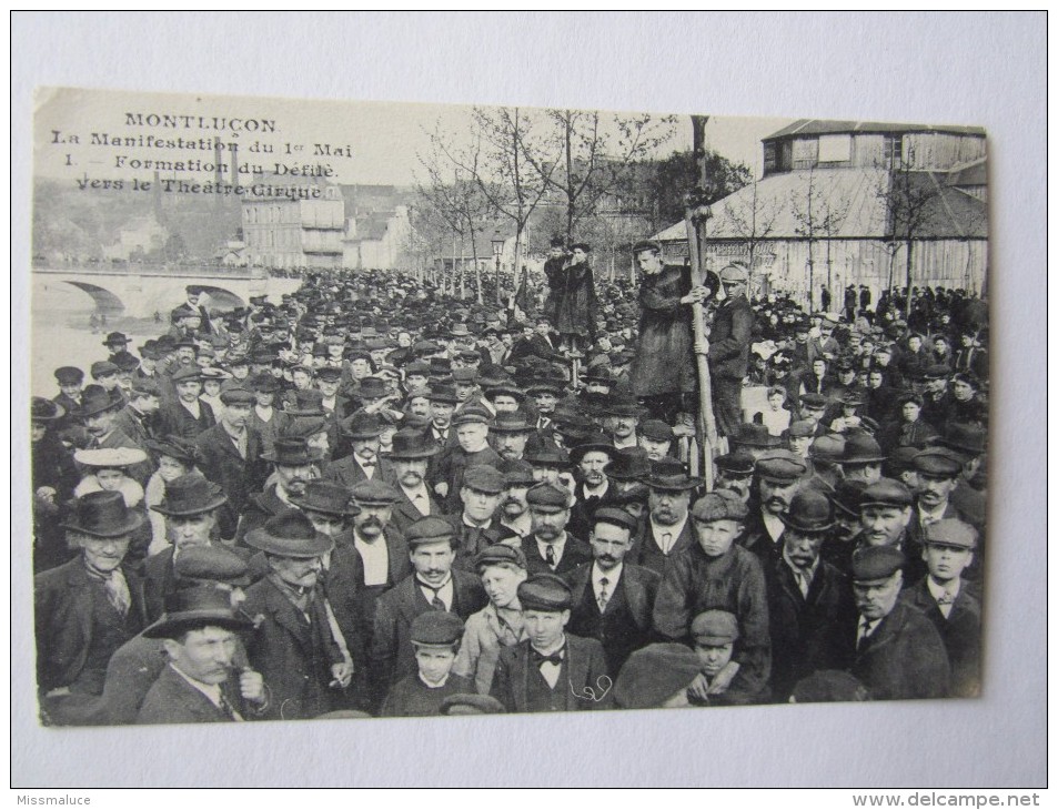 03 Allier Montluçon La Manifestation Du 1 Er Mai Formation Du  Défilé Vers Le Théâtre Cirque - Montlucon