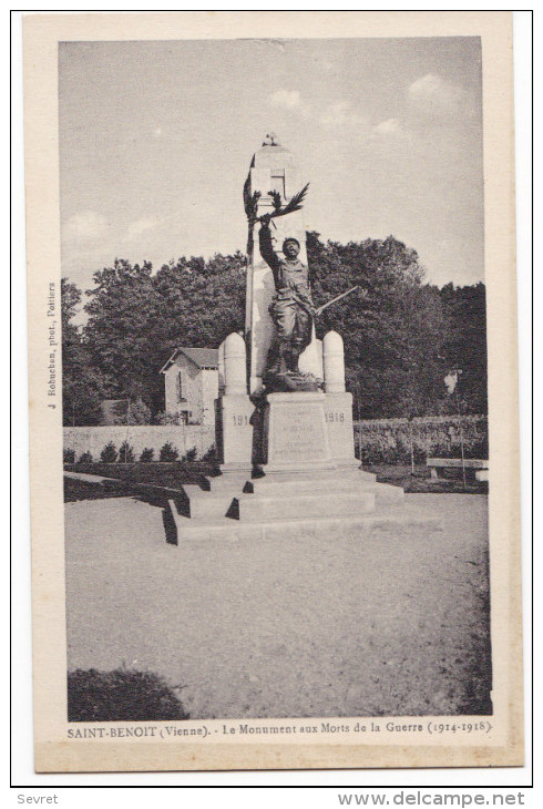 SAINT-BENOIT. - Le Monument Aux Morts De La Guerre 1914- 1918. Cliché Rare - Saint Benoît