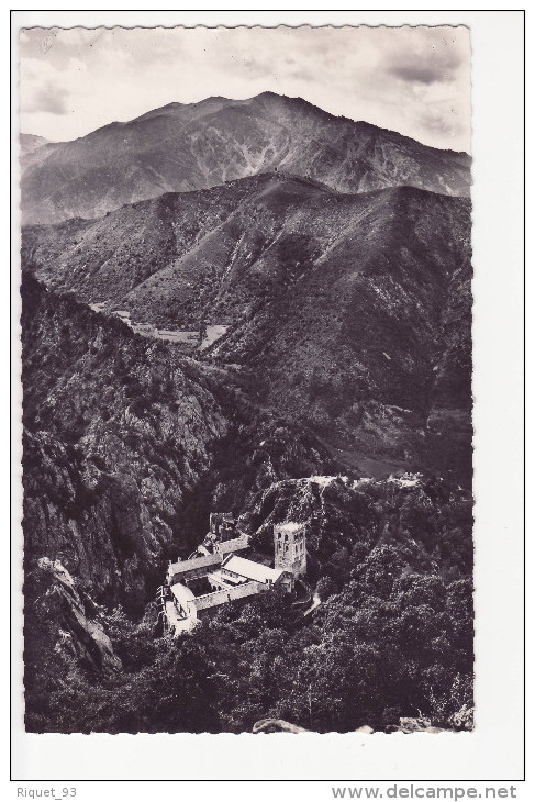 LE ROUSSILLON - Abbaye De Saint-Martin Du Canigou. Le Cloître Dans Son Nid. - Roussillon