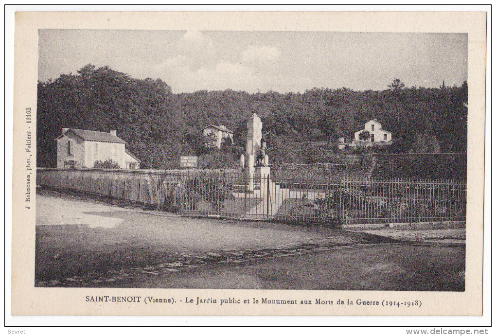 SAINT-BENOIT. - Le Jardin Public Et Le Monument Aux Morts De La Guerre 1914- 1918. Cliché Rare - Saint Benoît