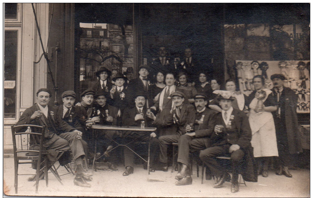 Carte Photo A Iddentifier Devant Terrasse Cafe , Conscrits..medailles En Vitrine ( Region Manche ) - A Identifier