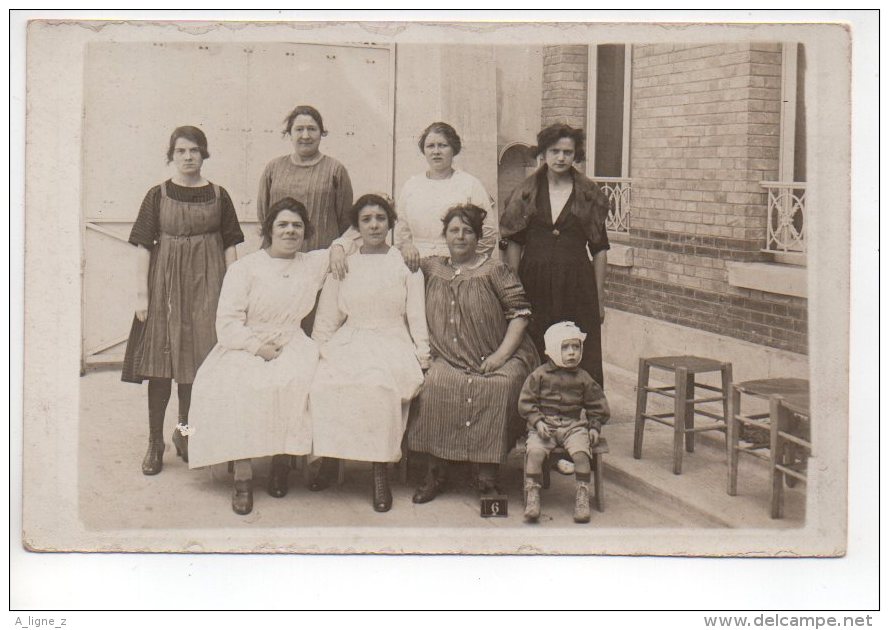 REF 213 CPA Carte Photo Groupe De Femme Avec Un Enfant Blessé Lieu à Identifier - Foto's