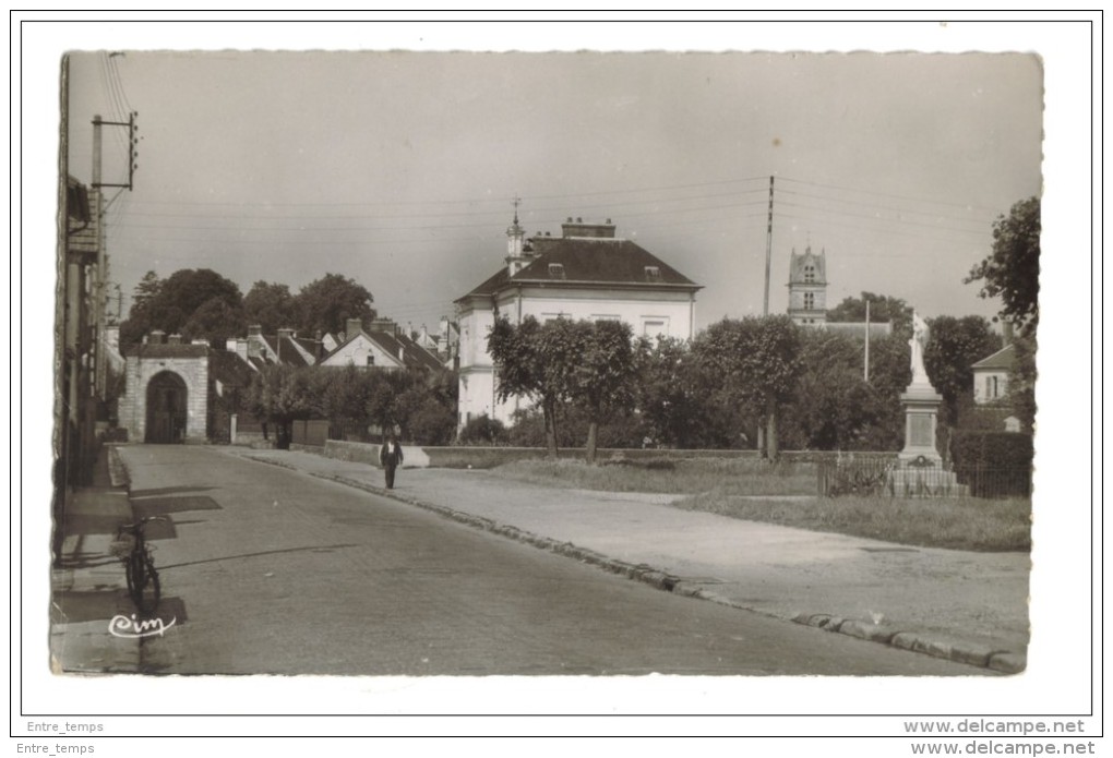 Fontenay Tresigny Le Monument - Fontenay Tresigny