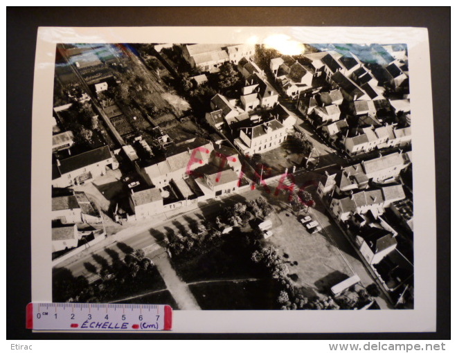 FLINS SUR SEINE  : GRANDE PHOTO AERIENNE  Environs De La Mairie ( Tampon Humide Roger HENRARD) Année 1960 - Lieux