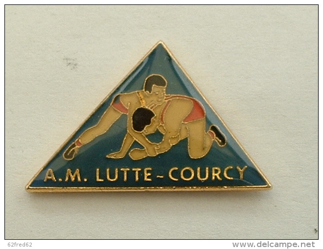 Pin's  LUTTE - A.M COURCY - Lutte