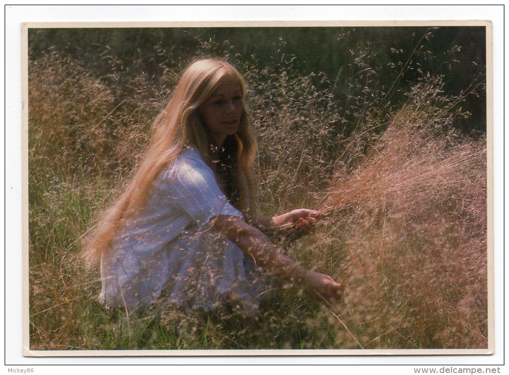 Photo SAUCEZ---Jeune Fille Aux Champs--(blonde Longs Cheveux),cpm N°7580 éd Papeteries De La Couronne- - Autres & Non Classés