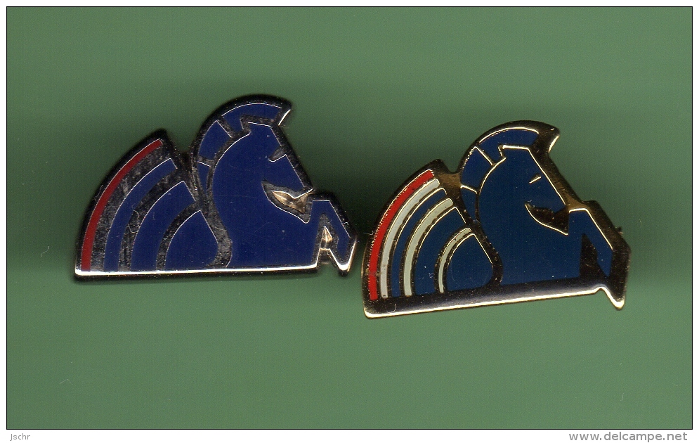 AIR FRANCE *** ANCIEN LOGO *** Lot De 2 Pin's Differents,1 Signe Arthus BERTRAND  *** (114-1) - Aerei