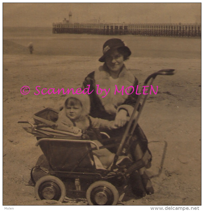 FOTOKAART KINDERWAGEN OP HET STRAND CARTE PHOTO LANDAU AU PLAGE OOSTENDE KUST LITTORAL VOITURE D’ ENFANT 853 - Oostende