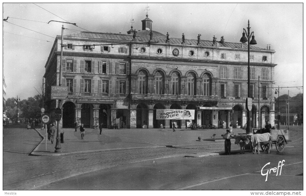 CPSM  -  BAYONNE  (64)  Place Du Théatre Et L'Hotel De Ville -  Panneau Indicateur Camion Et Charrette - Affiche - Bayonne