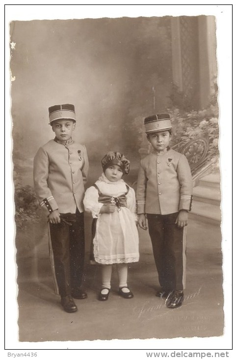 **Portrait D'Enfants Déguisés ** Photographie - Carte Photo Par Jean CANL Boulevard Voltaire à Paris - Timbre Sec . - Autres & Non Classés