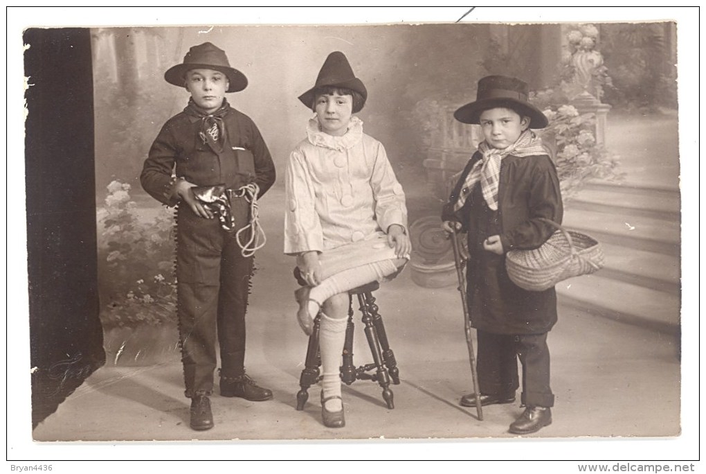 **Portrait D´Enfants Déguisés ** Photographie - Carte Photo Par Jean CANL Boulevard Voltaire à Paris - Timbre Sec . - Autres & Non Classés