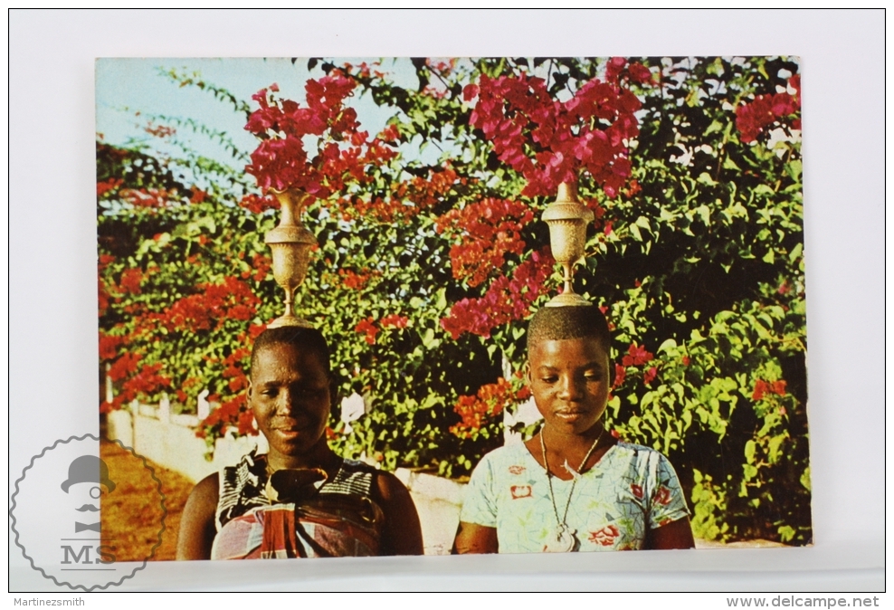 Africa Mozambique Postcard - Bugambilias Flowers On Heads - Mosambik