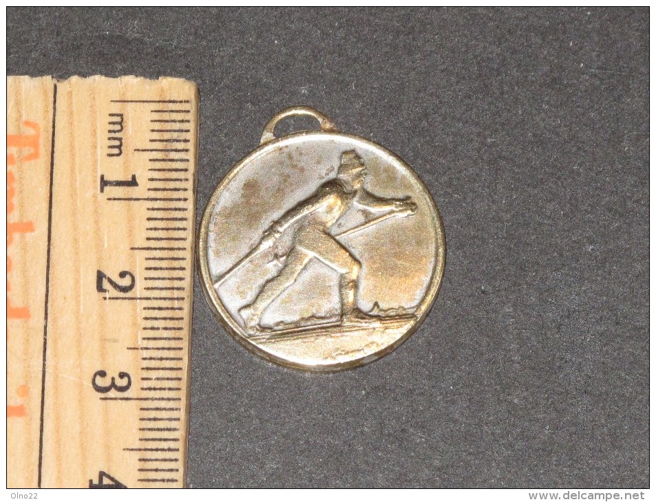 Médaille Gendarmerie Nationale (française) - Médaille Argentée (argent ?) Pas De Poiçon. Skieur Sur Avers - 2 - Polizei