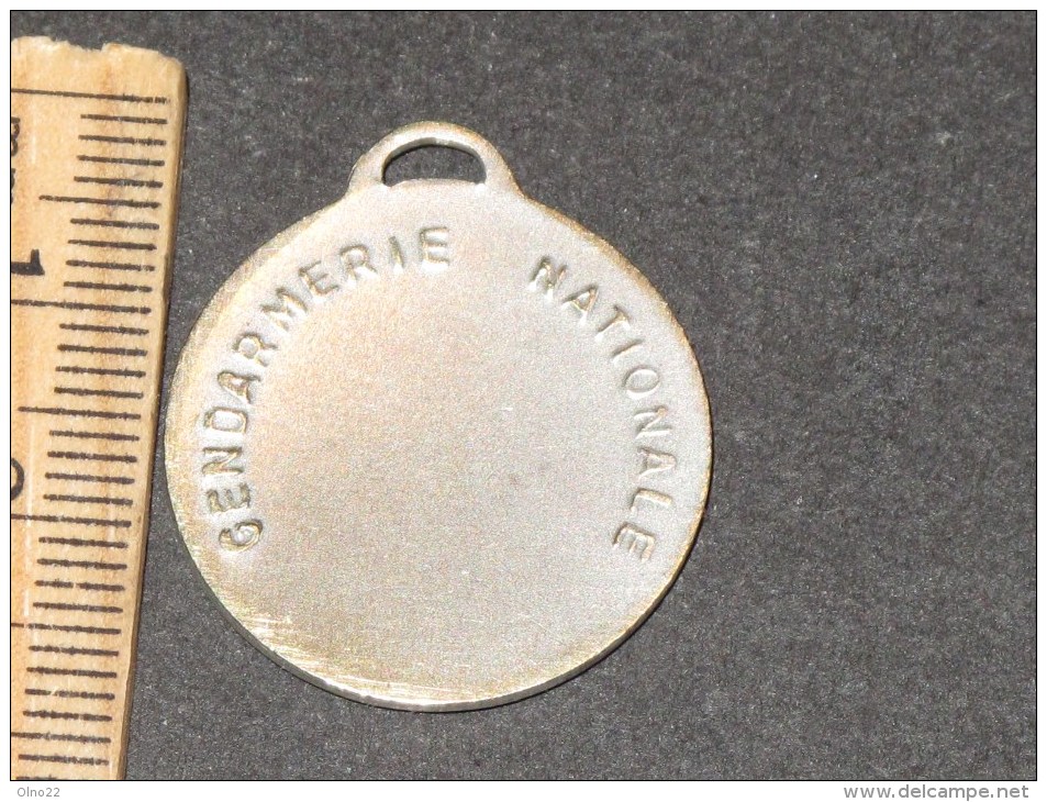 Médaille Gendarmerie Nationale (française) - Médaille Argentée (argent ?) Pas De Poiçon. Skieur Sur Avers - 1 - Police