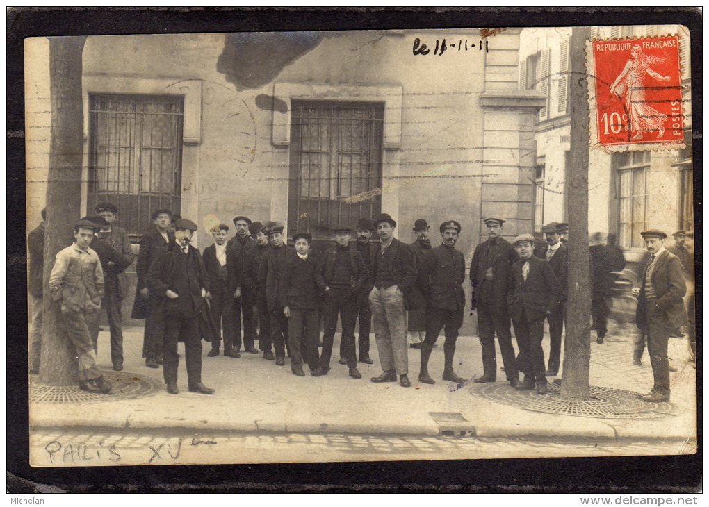 CPA  PHOTO   75   PARIS---XV Eme---CPA PHOTO INCONNUE D'UN GROUPE D'HOMMES ET D'ENFANTS---11-11-1911 - Distrito: 15