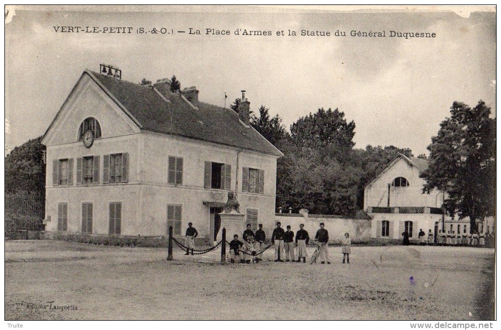 VERT-LE-PETIT LA PLACE D'ARMES ET LA STATUE DU GENERAL DUQUESNE ZOUAVES SOLDATS - Vert-le-Petit