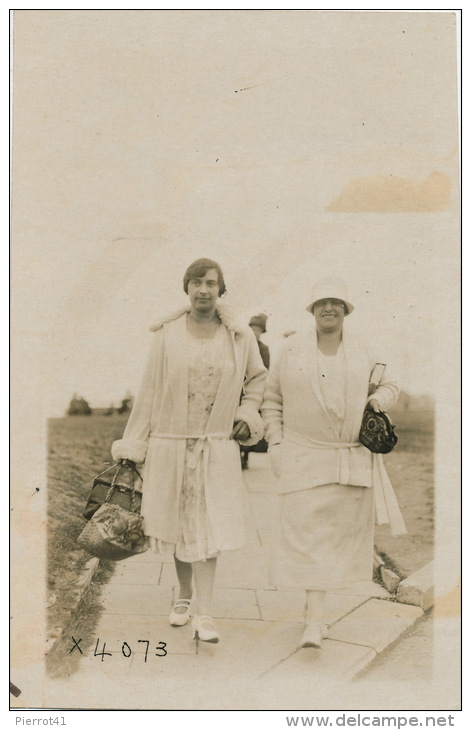 ROYAUME UNI - ENGLAND - MARGATE - Carte Photo Portrait De 2 Femmes Réalisé Par FOTOSNAPS Canterbury Road à MARGATE - Margate