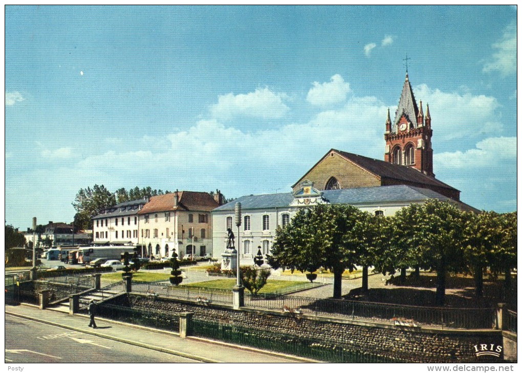 CPSM - VIC-EN-BIGORRE - PLACE DE LA MAIRIE - Coul - Ann 60 - - Vic Sur Bigorre