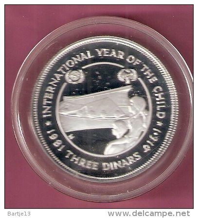 JORDANIE 3 DINARS 1981SILVER PROOF YEAR OF THE CHILD MINT.21000 PCS KM43 SCRATCHES ONLY ON CAPSEL - Jordanie