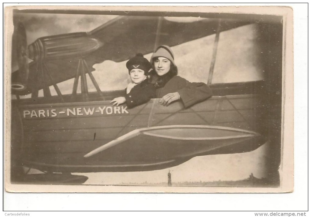 CARTE PHOTO ANIMÉE A IDENTIFIÉE. CPA.  EN AVION . PARIS-NEW-YORK . FEMME ET ENFANT . - Photographie