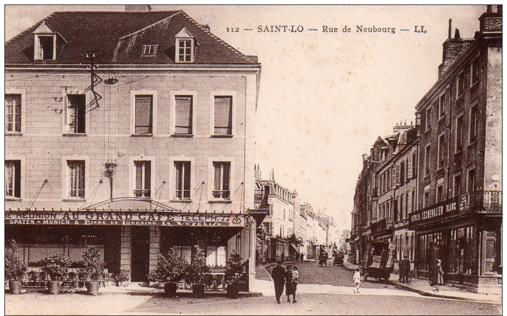 Cpa  50  Saint-lo , La Rue De Neufbourg Animee..." Au Grand Cafe " - Saint Lo