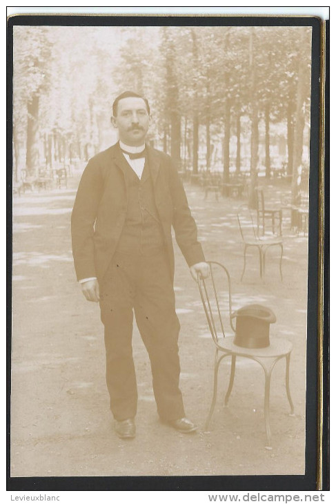 Photographie Ancienne/Homme En Costune Et Haut De Forme  Appuyé Sur Une Chaise De Square/ Vers 1890-1900   PH240 - Anciennes (Av. 1900)