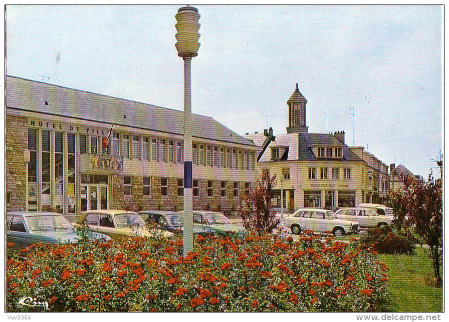 LA LOUPE: L'Hôtel De Ville, La Place Et L'église - La Loupe