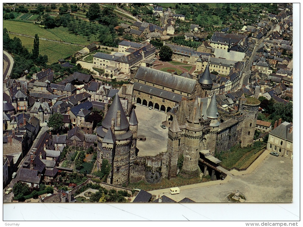 Vitre : Porte De La Bretagne : Le Château Fort - Vue D'ensemble Prise Du Sud (n°106 Artaud Aérienne) - Vitre