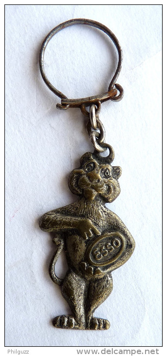 PORTE CLES KEY CHAIN METAL ESSO TIGRE EN PIEDS - DOS CREUX Ce N'est Pas Celui Un Peu Plus Courrant Marqué 1966 - Porte-clefs