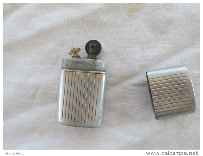 BRIQUET A ESSENCE EN METAL - Andere & Zonder Classificatie