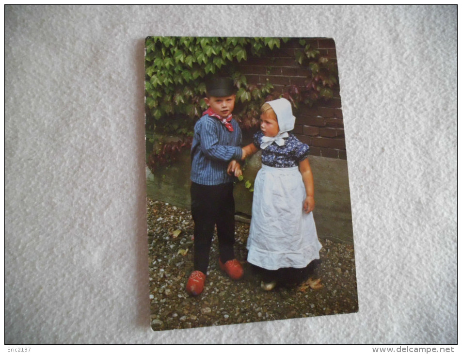 JEUNES ENFANTS EN COSTUME FOLKLORIQUE...... - Barneveld