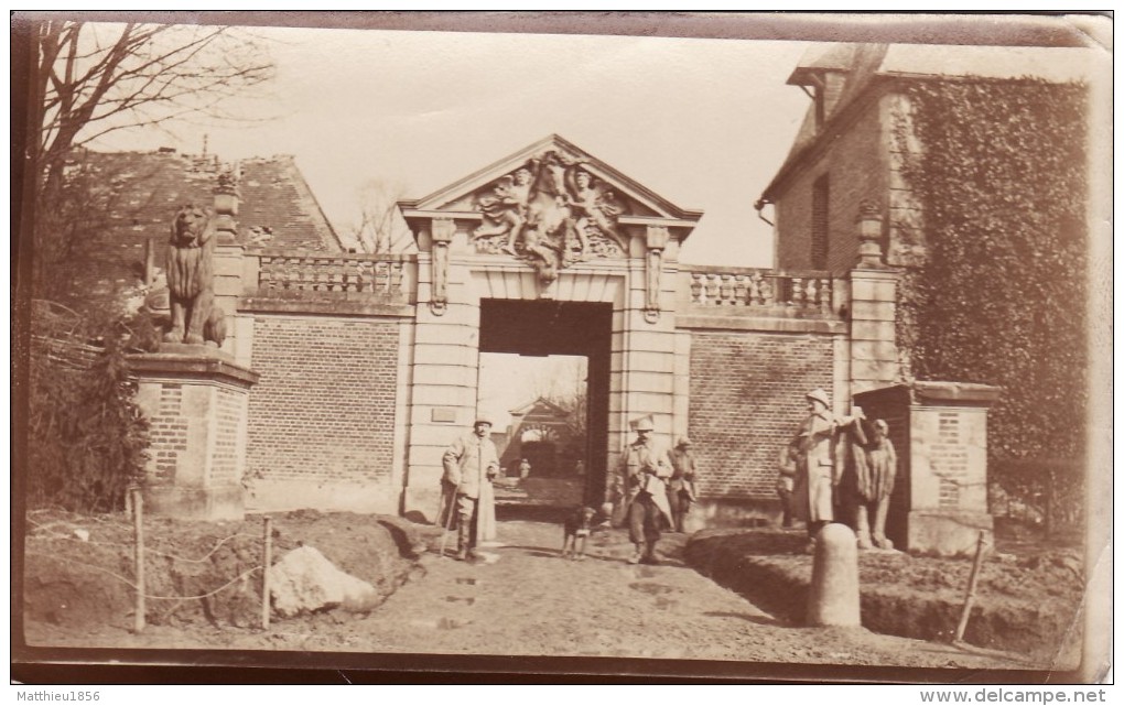 Photo Mars 1916 TILLOLOY (près Roye) - Soldats Français Devant L'entrée Des Communs Du Château (A101, Ww1, Wk 1) - Altri & Non Classificati