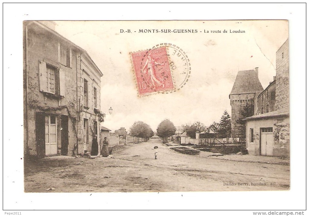 CPA  86 - Monts Sur Guesnes : Route De Loudun : Petite Animation - Maisons .. - Monts Sur Guesnes