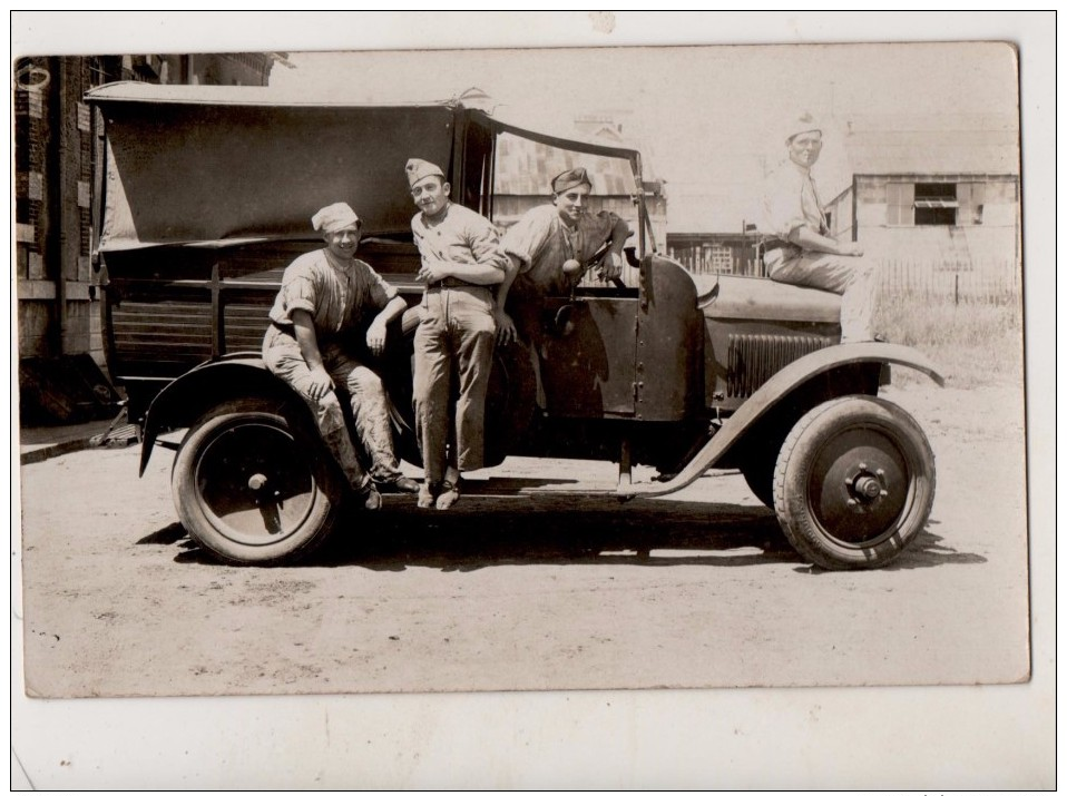 Carte Photo Militaires Devant Une Camionnette Berliet Type  VMD - Equipment